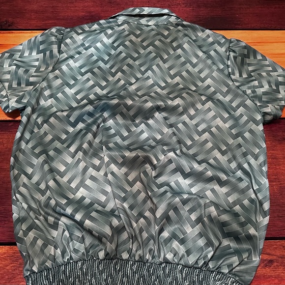 Women’s XL Short Sleeve Green Pattern Top, Elastic waist, V-Neck, Collar Vintage - Picture 2 of 6